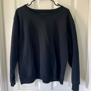 Black Hanes sweatshirt